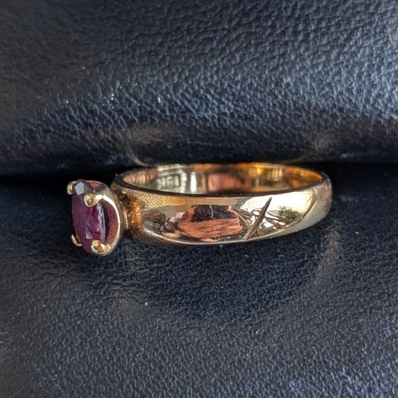 Genuine Ruby 18k Gold Ring - Picture 4 of 11